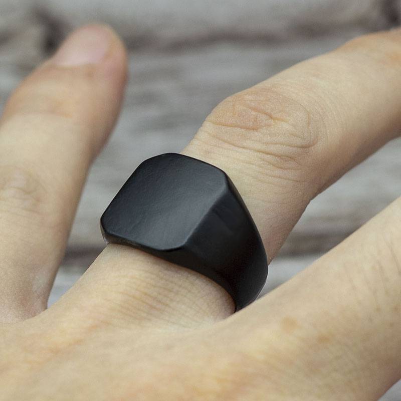 Schwarzer Quadratischer Ring