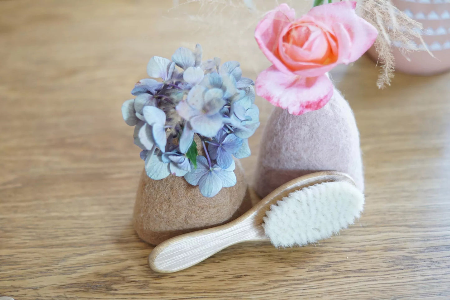 Nachhaltige BABYBOX: Babygeschirr, Bürste und waschbare Tücher Rosy Brown