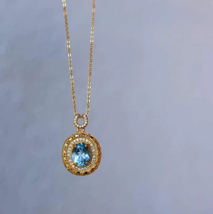 Halskette mit ovalem Anhänger aus natürlichem blauem Topas in zeitlosem Design