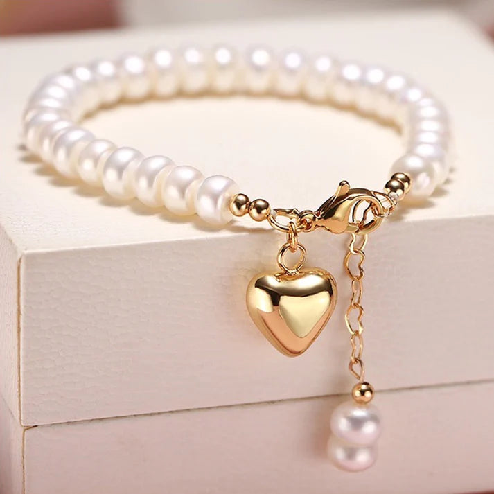 Süßwasserperlen-Armband mit Gold Herz-Charm